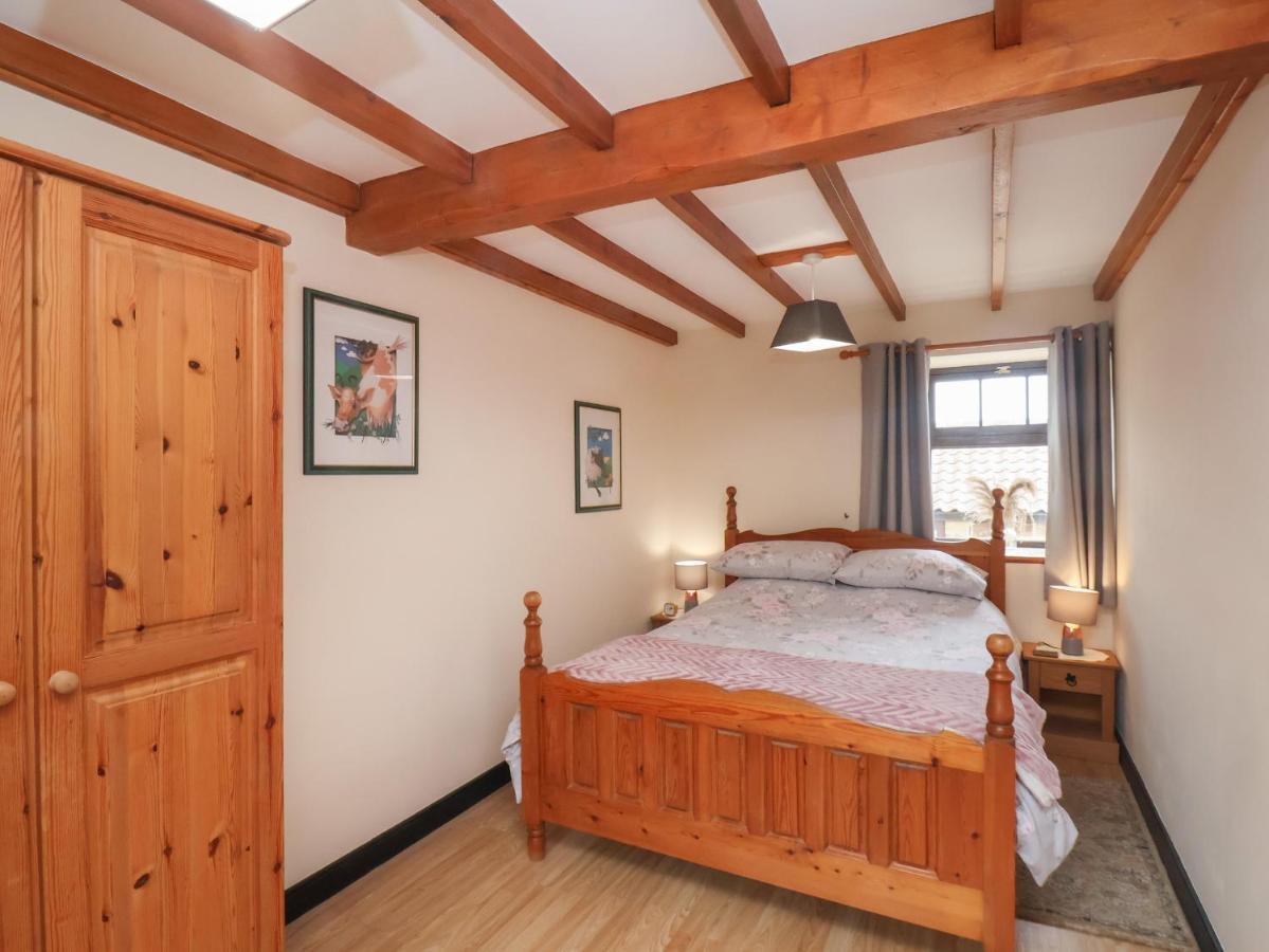 Cow Byre Cottage Уитби Экстерьер фото