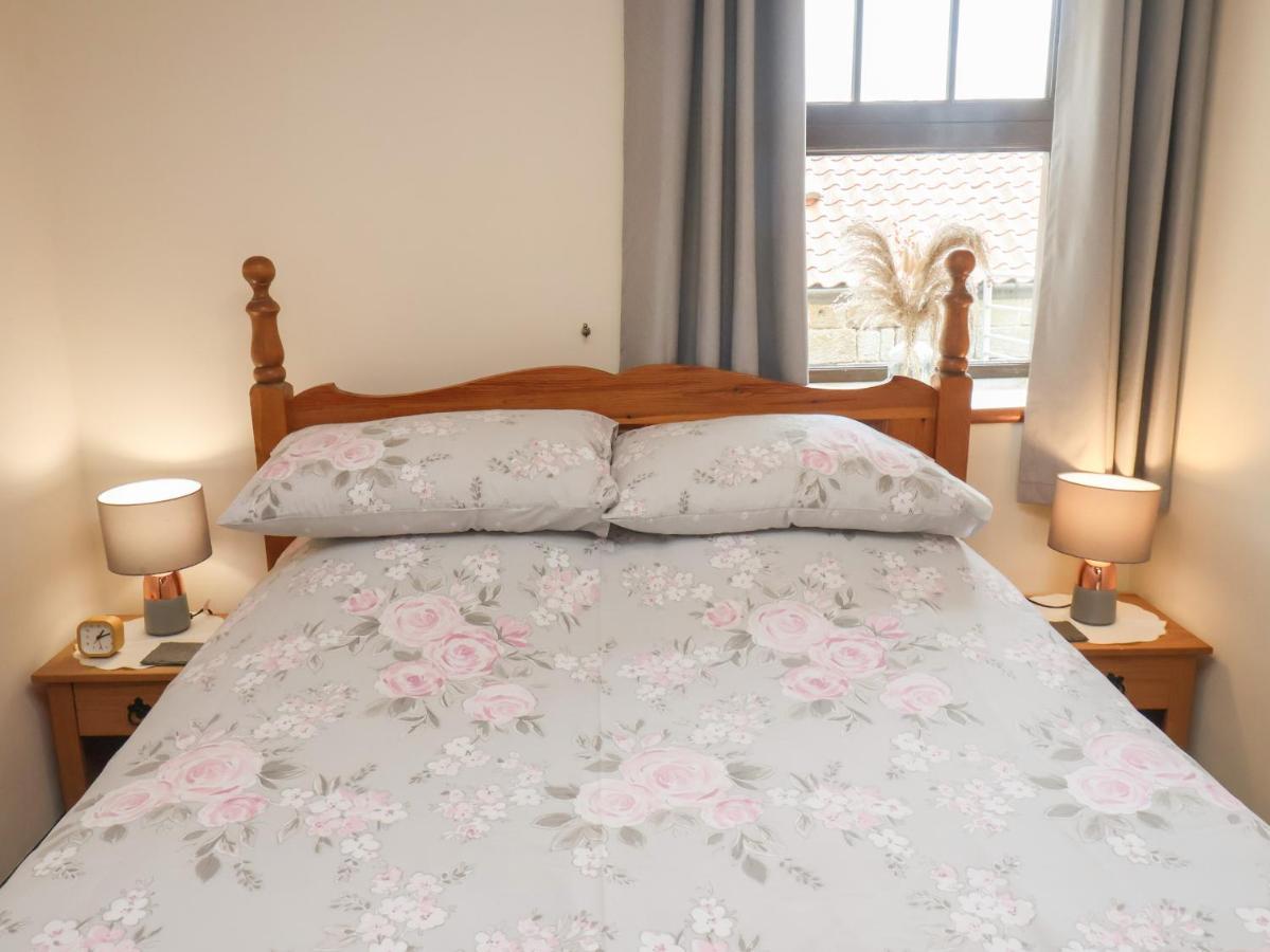 Cow Byre Cottage Уитби Экстерьер фото