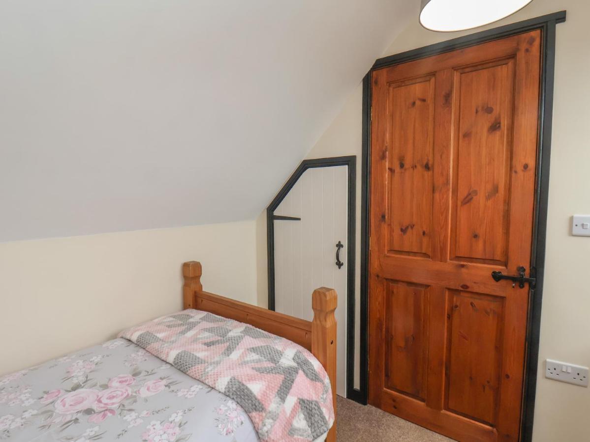 Cow Byre Cottage Уитби Экстерьер фото